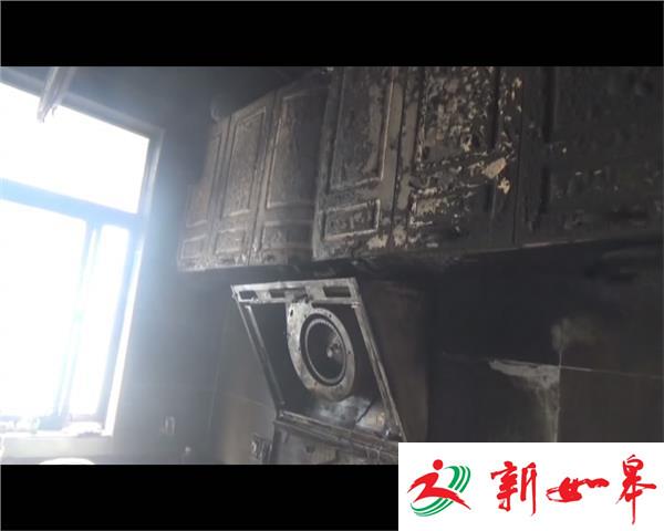 民房突发大火 邻居们破门救援-雉水网