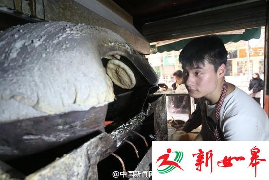 河南一19岁小伙街头卖烧饼 年挣30多万-雉水网