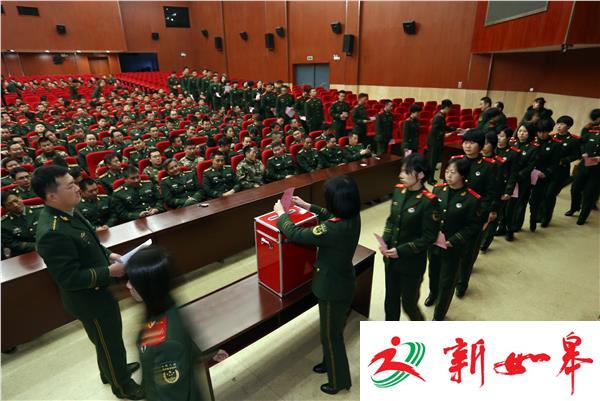 武警江苏总队官兵参加南京市建邺区第十八届人大代表换届选举投票-雉水网