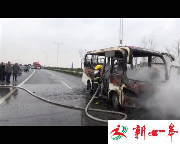中巴途中起火 司机抱出女乘客-雉水网
