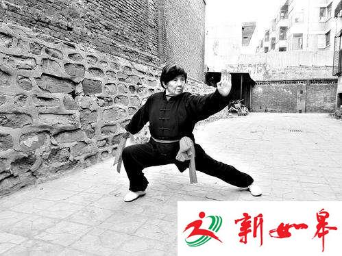 为救患病儿子负债累累 76岁女拳师街头卖艺-雉水网