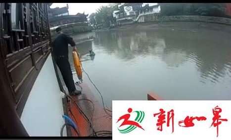 男子被困夫子庙景观河中央 原来捞鱼被困（视频）-雉水网