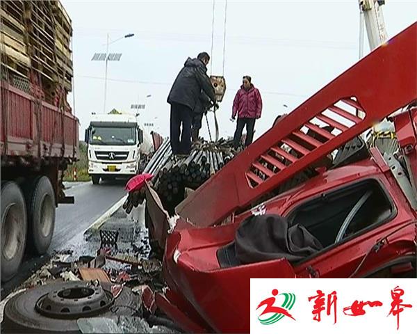 225省道四辆大挂车连环追尾 一名驾驶员被困-雉水网