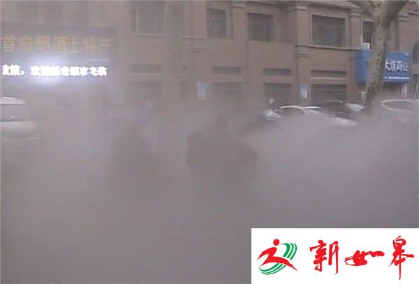 蒸汽冲刷管道路面腾云驾雾骑车人摔伤（视频）-雉水网