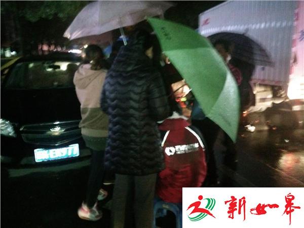 初冬寒冷雨夜车祸，群众打伞帮忙温暖人心-雉水网