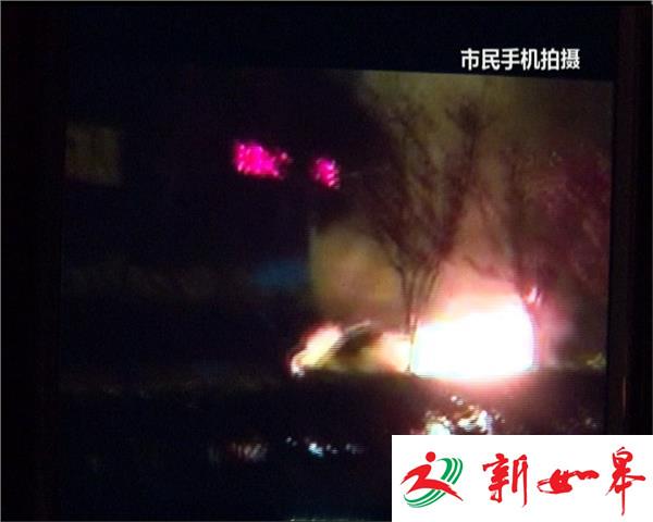 南京一小车凌晨自燃 司机未逃离被烧死车内-雉水网
