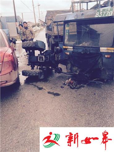 三叉路口不减速 拖拉机被撞飞所幸无人受伤（视频）-雉水网