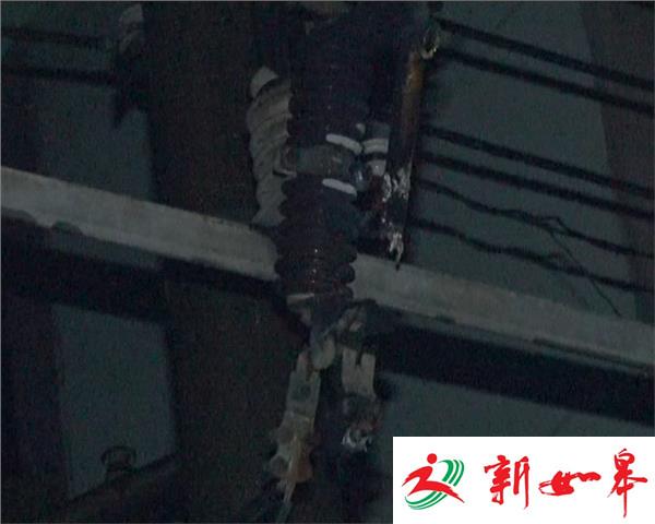 夜晚变压器突然冒火  警察现场疏导居民-雉水网