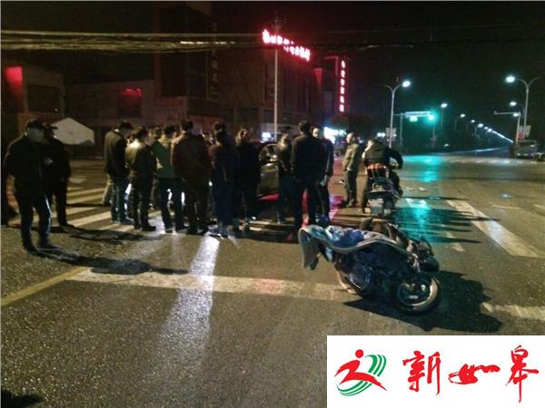 轿车为抢行加速行驶 电瓶车被撞人受伤-雉水网