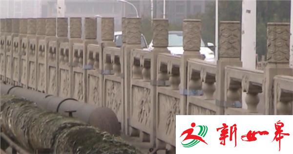 淮安七旬老人冒雨为开裂桥梁加固暖心（视频）-雉水网