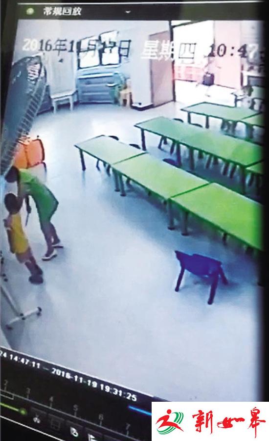 幼儿园老师抽打5岁男童手心 尺子断了继续打-雉水网