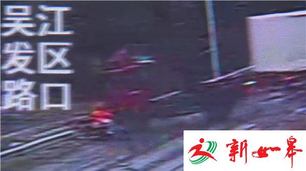 苏州苏同黎公路惊魂一幕 三轮车被大货碾压“缩成一团”-雉水网