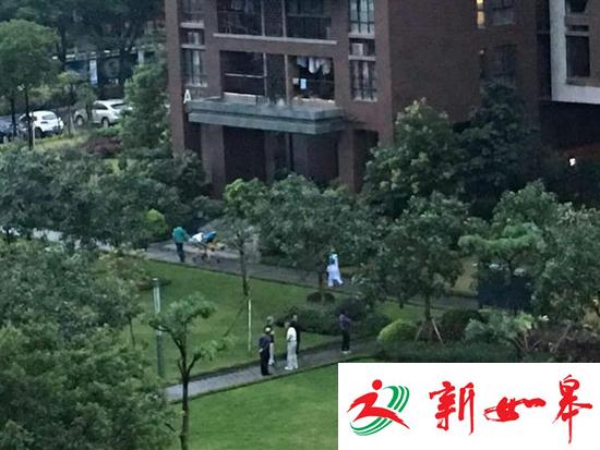 老人坠楼砸死男婴的小区，今又有一老人坠楼身亡-雉水网