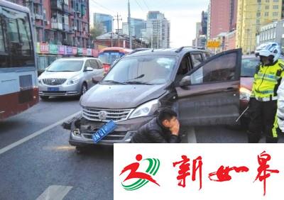 面包车连撞三车后不愿停车 交警砸碎窗逼出司机-雉水网