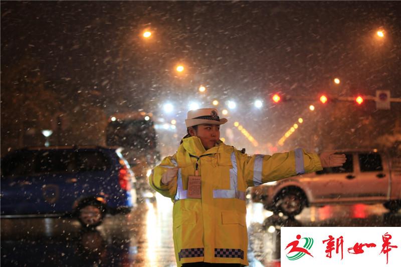18岁女交警雪中执勤走红 到岗还不到一个月-雉水网
