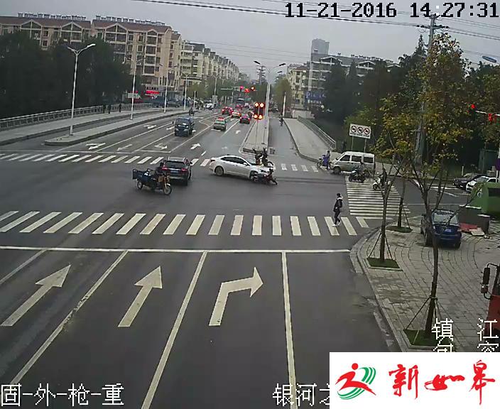 抢黄灯撞上轿车 骑摩托夫妇在轿车上方徒手“空翻”-雉水网