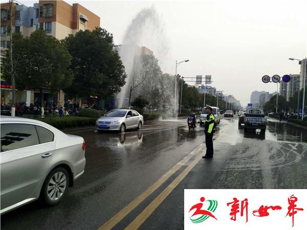 新手撞断消防栓 南京民警紧急疏导交通-雉水网