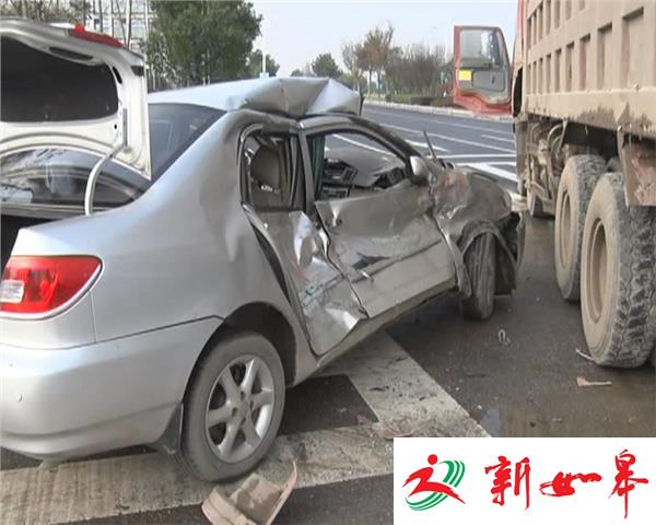 雨天路口加速抢道 工程车撞残小轿车-雉水网