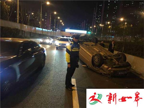 加速超车急变道 车辆翻车底朝天-雉水网