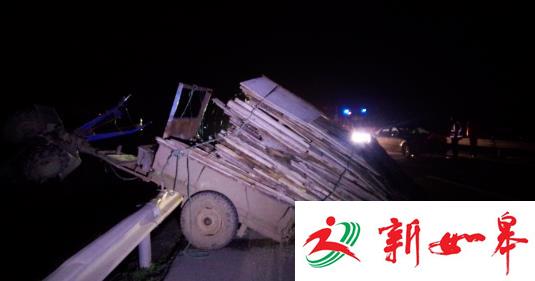 轿车撞飞拖拉机 司机被甩飞一人伤（视频）-雉水网