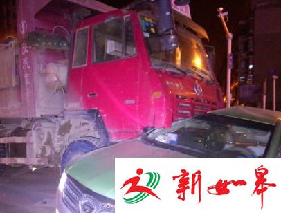 深夜渣土车撞毁出租车两人受伤被紧急送医（视频）-雉水网