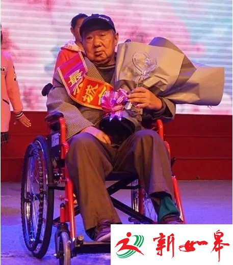 一副轮椅，一颗热心肠，凭着这两样东西，他已坚持义务扫街6年……-雉水网