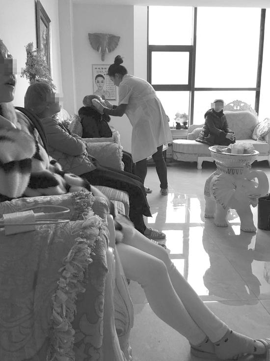 顾客称打“瘦脸针”脸鼓大包 美容会馆无证经营被查-雉水网