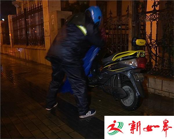 人行道设隔离墩？小伙骑车撞伤了！-雉水网