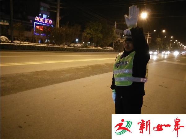 淮铺路西门大桥桥上三车追尾交警提醒减速慢行-雉水网