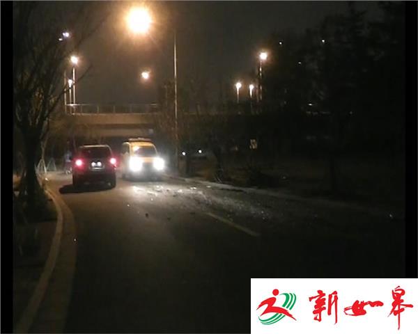 轿车冲上人行道 撞断大树电线杆-雉水网