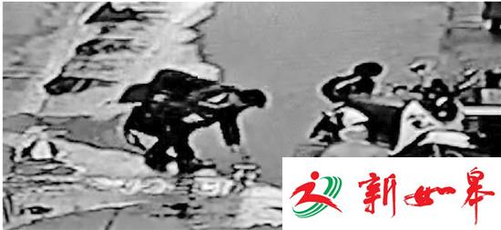 路人捡走奶奶的手机 2岁萌娃迈着小短腿急追-雉水网