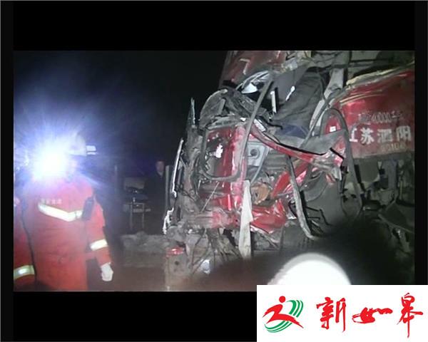 三车相撞 槽罐车坠桥-雉水网