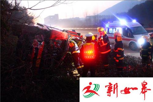 司机打瞌睡 货车侧翻“扔”下一车色拉油-雉水网