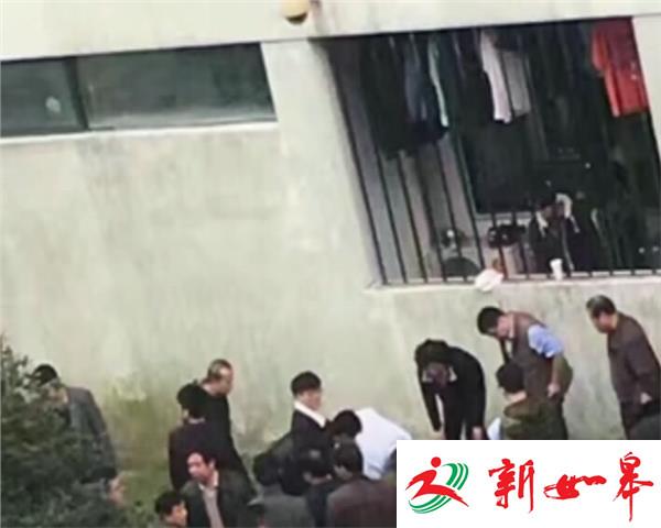 女生吊挂五楼 师生紧急救人-雉水网