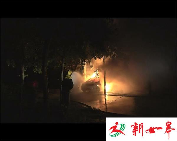 轿车凌晨突发火灾殃及周边电动车-雉水网