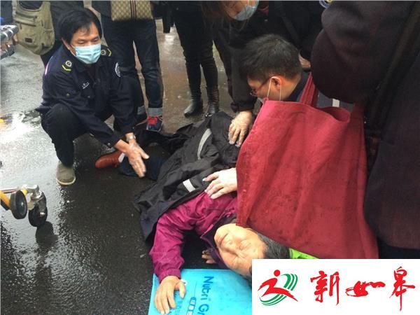 老太过马路被撞 特警路人撑起温暖雨伞-雉水网