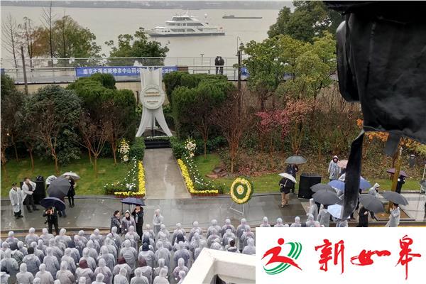 南京中山码头遇难同胞纪念碑前百位市民悼念死难同胞-雉水网
