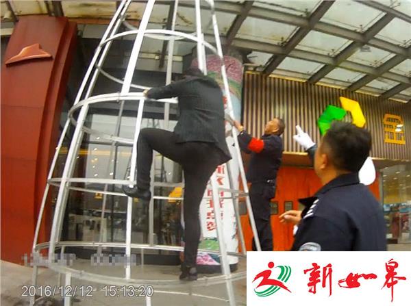 玩童爬上圣诞塔 警民联手营救-雉水网