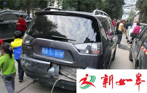 江西吉安一女司机醉酒驾无牌车 小区内撞11辆车-雉水网