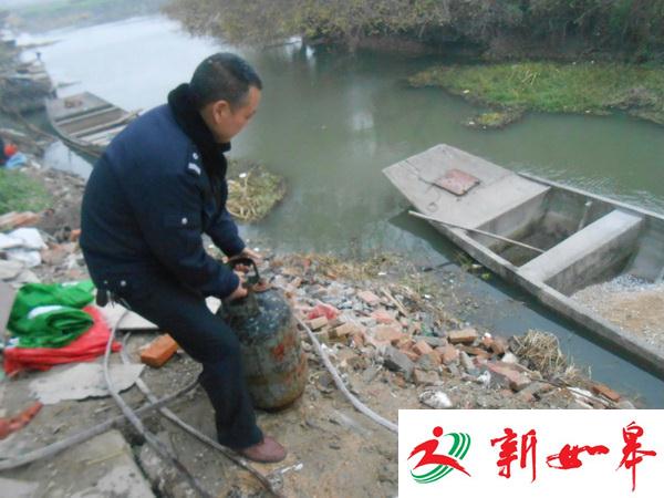 煤气罐爆燃危在旦夕 联防队长冒险处置-雉水网