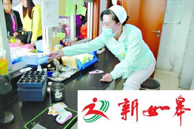 2岁男孩突发高热惊厥 女护士脚打石膏跪地施救-雉水网