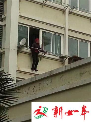 疑似抑郁跳楼寻短见 衣架牢固被卡救一命-雉水网
