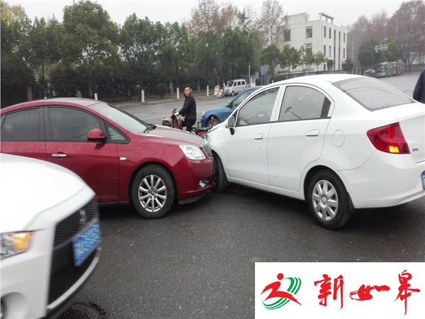 三岔路口两轿车转弯 避让不及发生相撞-雉水网