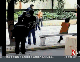 女儿被男同学欺负 爸爸把男生的头往铁栏杆上撞-雉水网