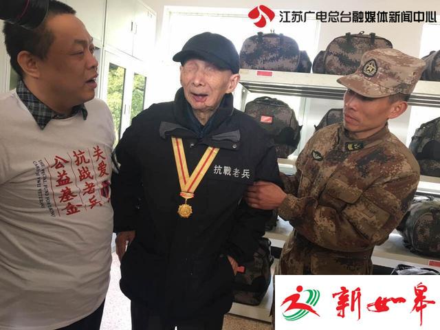 九旬抗战老兵双目失明 亲手触摸战车终圆梦-雉水网