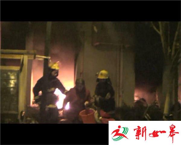 苏州：居民楼着火 消防成功救人-雉水网