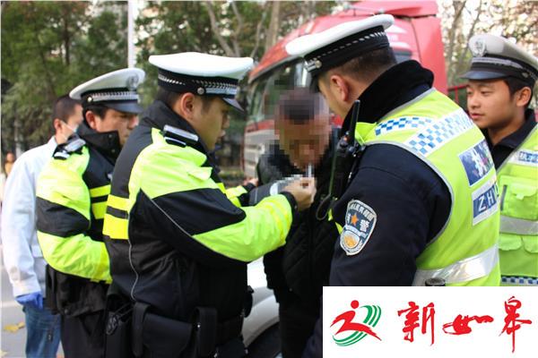驾驶人路口停车呼呼大睡自称为了醒酒-雉水网
