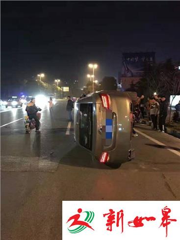 轿车追尾侧翻 驾驶员离开现场-雉水网
