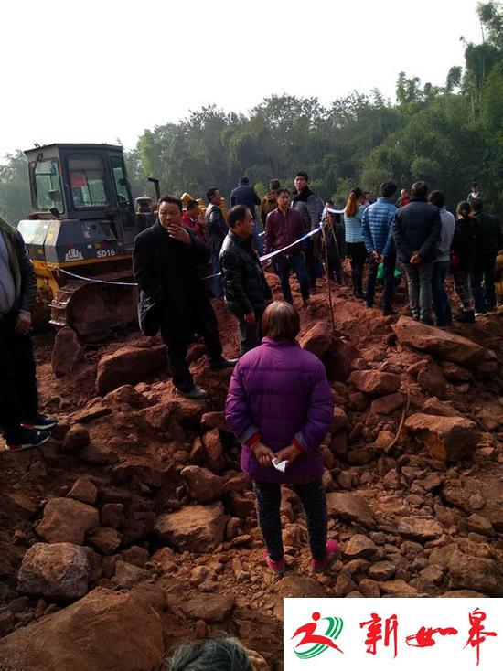 四川一村民疑反对占地遭推土机活埋身亡 施工方2人被控制-雉水网