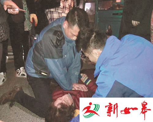 好医生路过现场跪地救人-雉水网